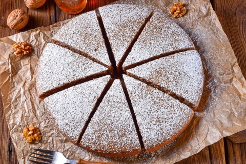 Frischer und leckerer herbstlicher Walnusskuchen mit Honig