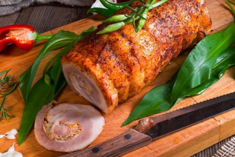 Meat roulade with bear allium filling