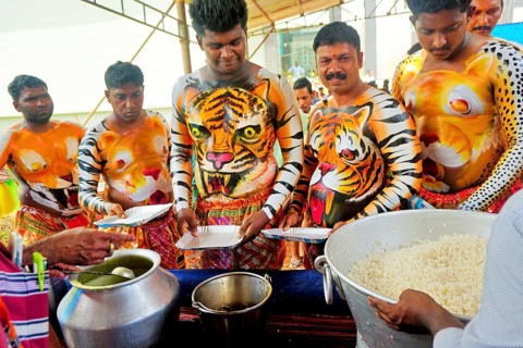 Men eating lunch before Pulikali Tiger Dance, Onam festival, Thrissur, Kerala, India, Asia