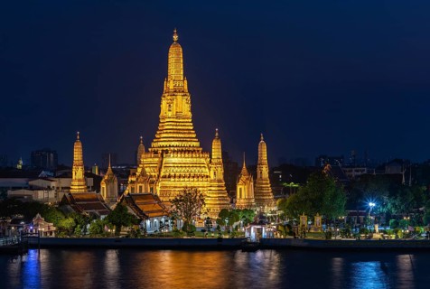 A picture of the Wat Arun Temple at night