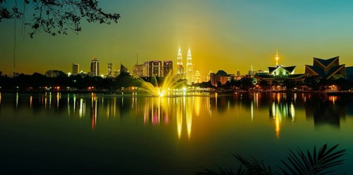 Nachtansicht der Kuala Lumpur Stadt mit atemberaubender Reflexion im Wasser