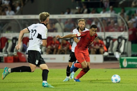 Football match, Jamal MUSIALA FC Bayern Munich right escapes with ball captain Johannes REICHERT
