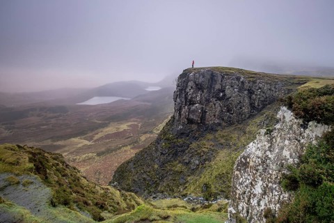 Senderista, valle de Quiraing, Skye, Highlands, Escocia, Reino Unido