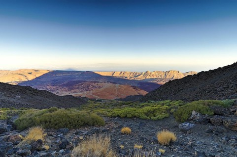 The hiking trail from the peak of the Teide to the TF-21. On the photo the steep passage with green