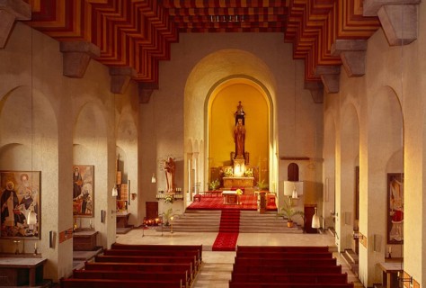 Interior with the monumentalising Rabitz vault and the indirectly illuminated choir, built