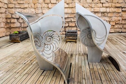 Doble nautilus en el pentagono, Enrique Salamanca, 2006, acero inoxidable, museo Es Baluard, Palma,