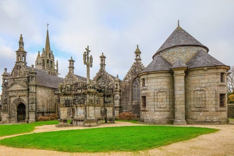 Calvary in front of the church, Enclosed parish Enclos paroissial, Church Eglise Saint-Miliau,