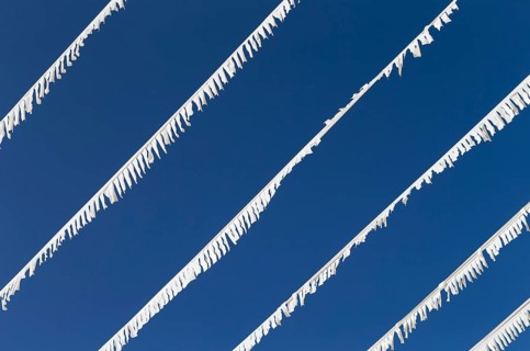 The photo shows white paper garlands with a blue sky on Majorca