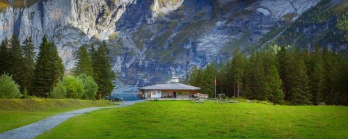 Oeschinnensee, Holzchalet und Schweizer Alpen, Berner Oberland, Schweiz Banner