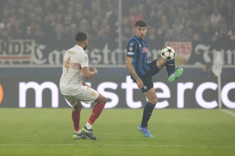 Football match, Matteo RUGGERI Atalanta Bergamo right passes the ball forward in front of Josha