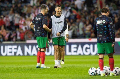 Football match, Cristiano RONALDO CR7 Portugal centre puzzled talking to team mates during