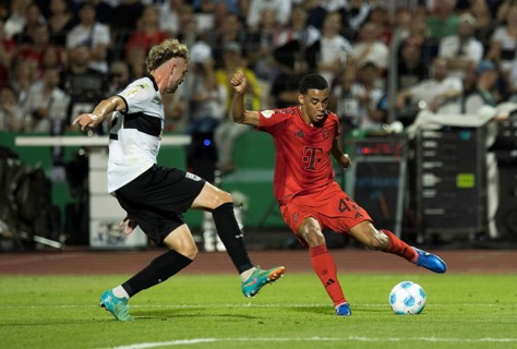 Football match, Jamal MUSIALA FC Bayern Munich right on the ball, Philipp STROMPF SSV Ulm tries to