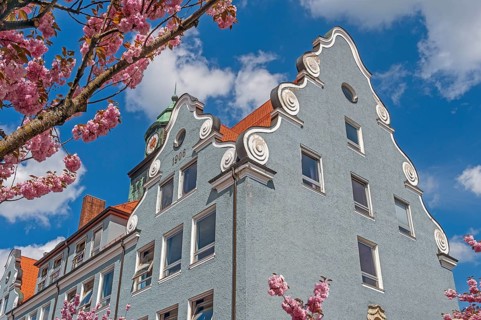 Volute gable, secondary school, Wittelsbacherschule from 1906 and early ornamental cherry Accolade
