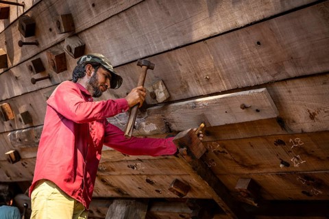 Shipbuilders working on a wooden boat under construction, Mandvi, Gujarat, India, Asia
