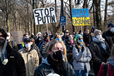 27.02.2022, Berlin, Germany, Europe, In Berlin, several hundred thousand people are protesting for