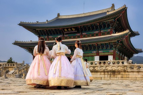 Young woman dressed in traditional Korean Hanbok dress, Gyeongbokgung Palace, Seoul, Republic of