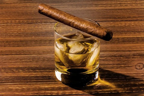 Zigarre und Whiskey. ein Symbolfoto für Sucht und Verwandtes, Österreich