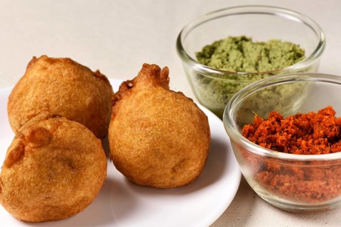 Indian fast food potato vada with chutney, Maharashtra, India, Asia