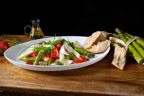 Asparagus salad with strawberries, tomatoes and goat's cheese