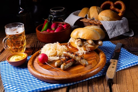 Rustic Nürnberger, bratwurst with sauerkraut and bread rolls
