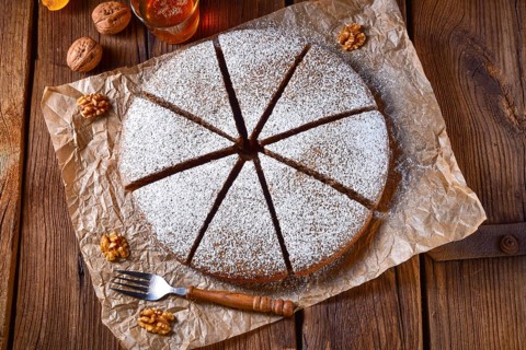 Frischer und leckerer herbstlicher Walnusskuchen mit Honig