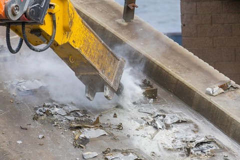 After the collapse of parts of the Carola Bridge, demolition work began on the Old Town side. The