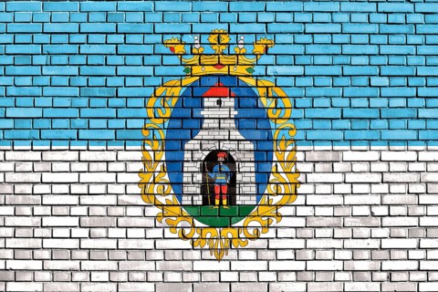 Flag of Kiskunfelegyhaza painted on brick wall