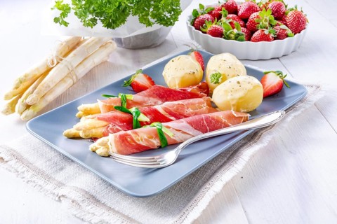 Asparagus ham rolls with strawberries and hollandaise