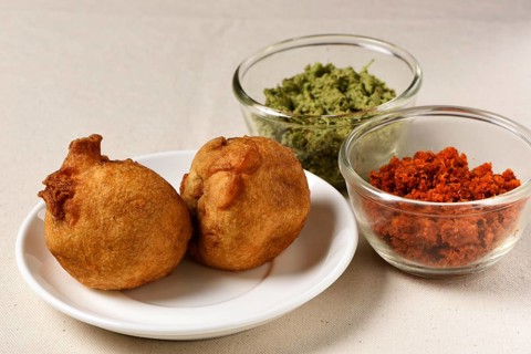Indian fast food potato vada with chutney, Maharashtra, India, Asia
