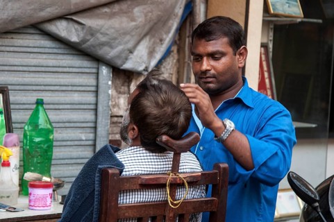 Barber shaving man, chor bazaar, Mumbai, Maharashtra, India, Asia