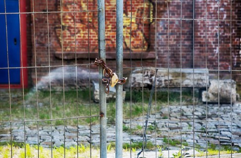 Chain lock on a grille