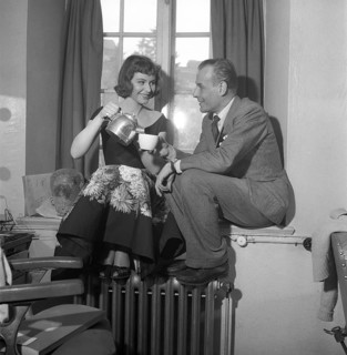 In the 1950s. Actors Maj-Britt Nilsson and Hasse Ekman enjoys a coffee cup during a break when