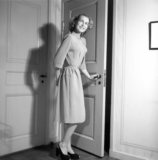 Fashion of 1946. A woman pictured wearing the typical fashion of the postwar era. Kristoffersson