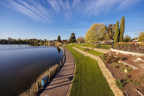 NAGAMBIE, AUSTRALIA, SEPTEMBER 25 2023: Late spring afternoon views of Nagambie township in
