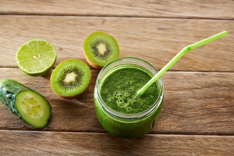 Detox green juice cleansing recipe with also kiwi lemon cucumber spinach