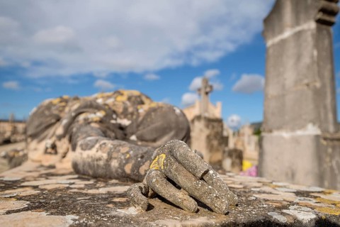 Heartbroken woman sculpture, Tomàs Vila, grave of the Garau de Son Pons family, Llucmajor cemetery,