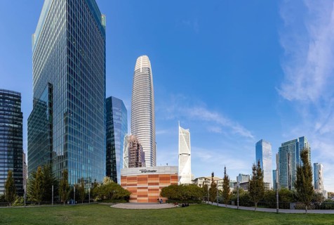 A picture of the Salesforce Amphitheater at the Salesforce Park, with the other Downtown San