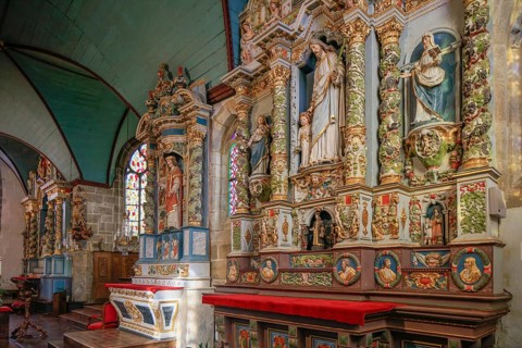 Baroque-style altars in the side aisle, Enclos paroissial enclosure, Eglise Saint-Miliau church,