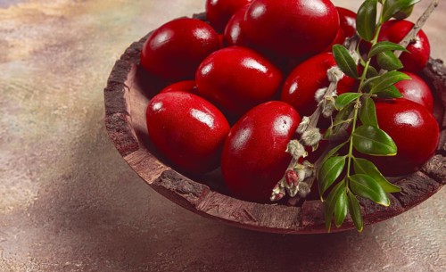 Painted eggs in a wooden bowl, red, painted madder dye, powder from the roots of endro, with onion