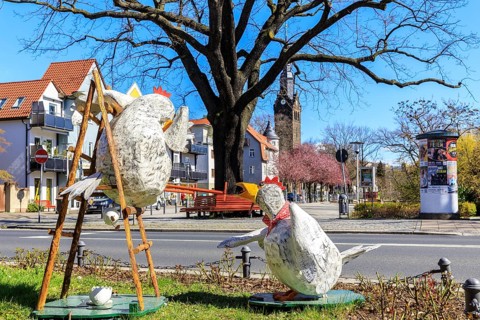 Funny Easter decoration with chickens at Wettinplatz, in the background the New Church Peter and