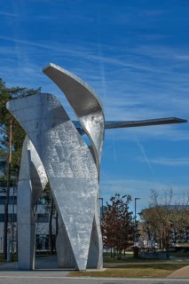 Artwork The Wings by Daniel Liebeskind, in front of the reception building of the Siemens Campus,