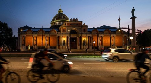 Cyclist, illuminated Ny Carlsberg Glyptotek or New Carlsberg Glyptotek in the evening, Art Museum