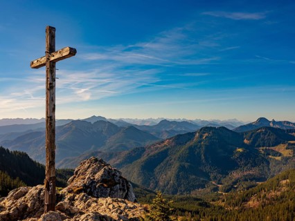 Summit cross of the Taubenstein, view of mountain panorama, behind Karwendel and Zugspitze,