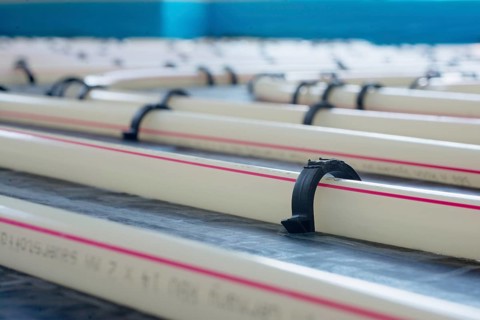 Underfloor heating pipes in bifilar installation form