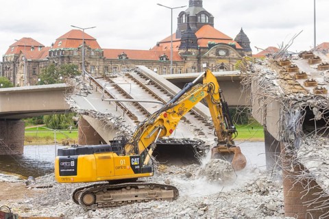 After the collapse of parts of the Carola Bridge, demolition work began on the Old Town side. The