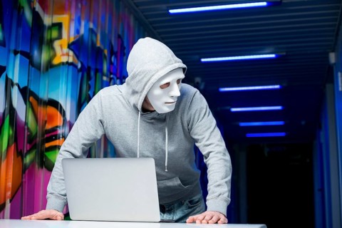Portrait hacker with mask_2