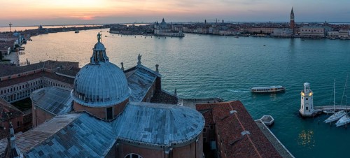 Abendstimmung bei Sonnenuntergang, Ausblick von Kirche San Giorgio Maggiore zur Basilika Santa