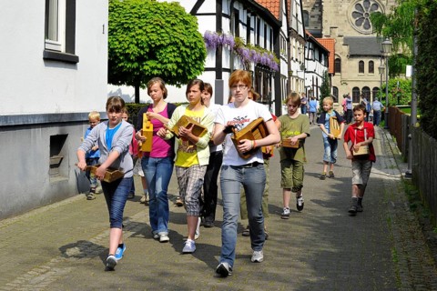 Holy Week, Kartage, replacement for bells, angelus ringing, rattle group, racket group