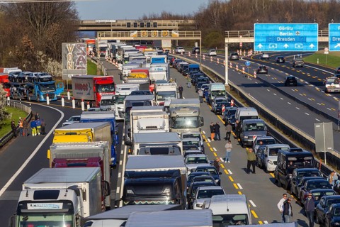 A lorry carrying hazardous goods caught fire on the A4 motorway at the Dresdner Tor service station