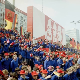 1980050168, East Berlin, 01.05.1980, Karl-Marx-Allee, cheering young members of the Free German
